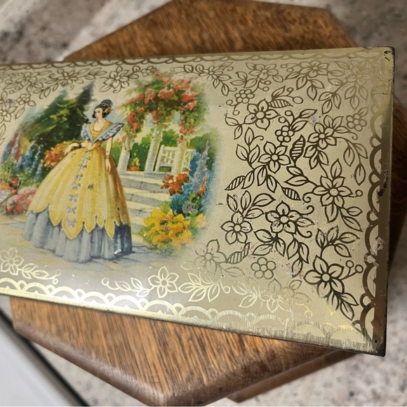 Vintage Floral Tin Box with Elegant Lady Design - Picture 3 of 9